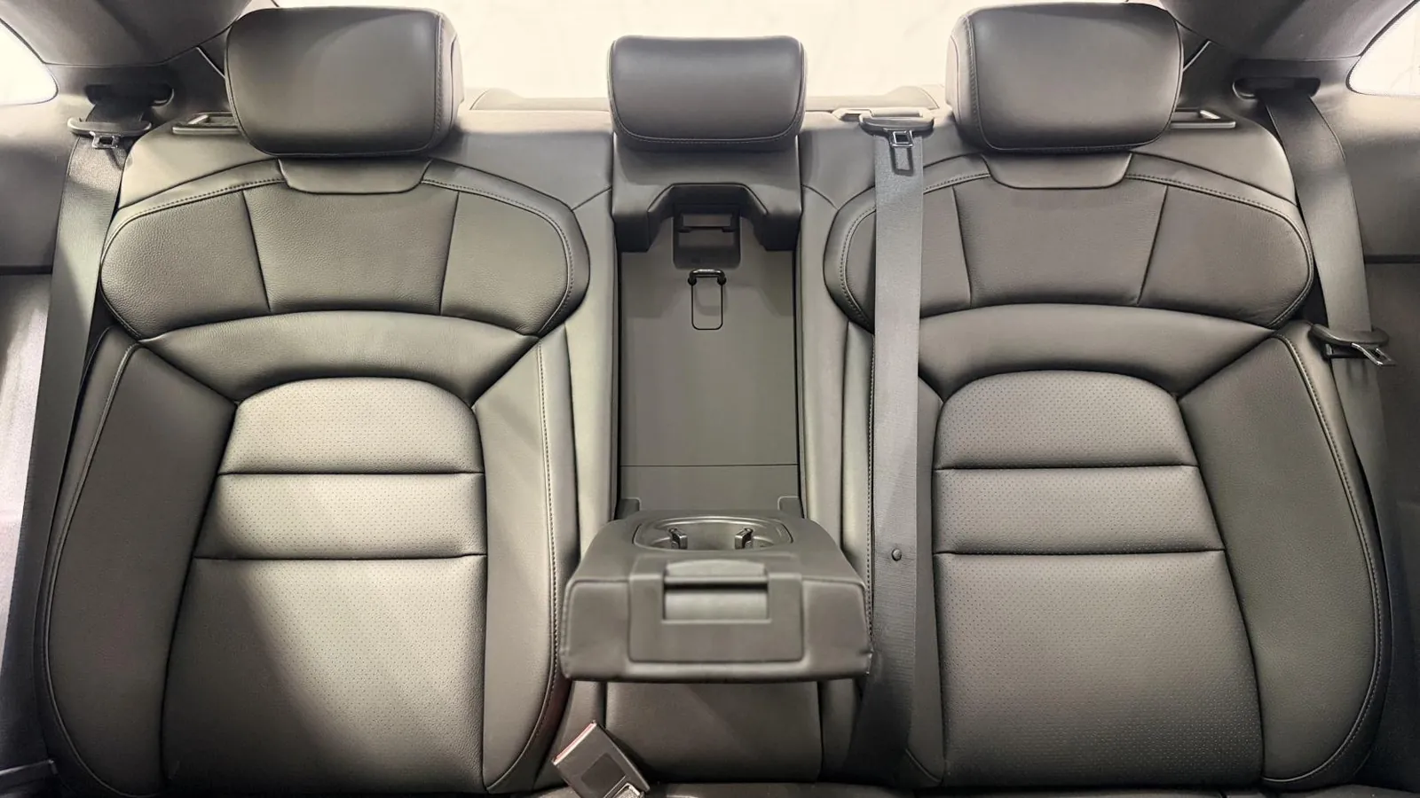 2020 Porsche Taycan — photograph 15 of 49