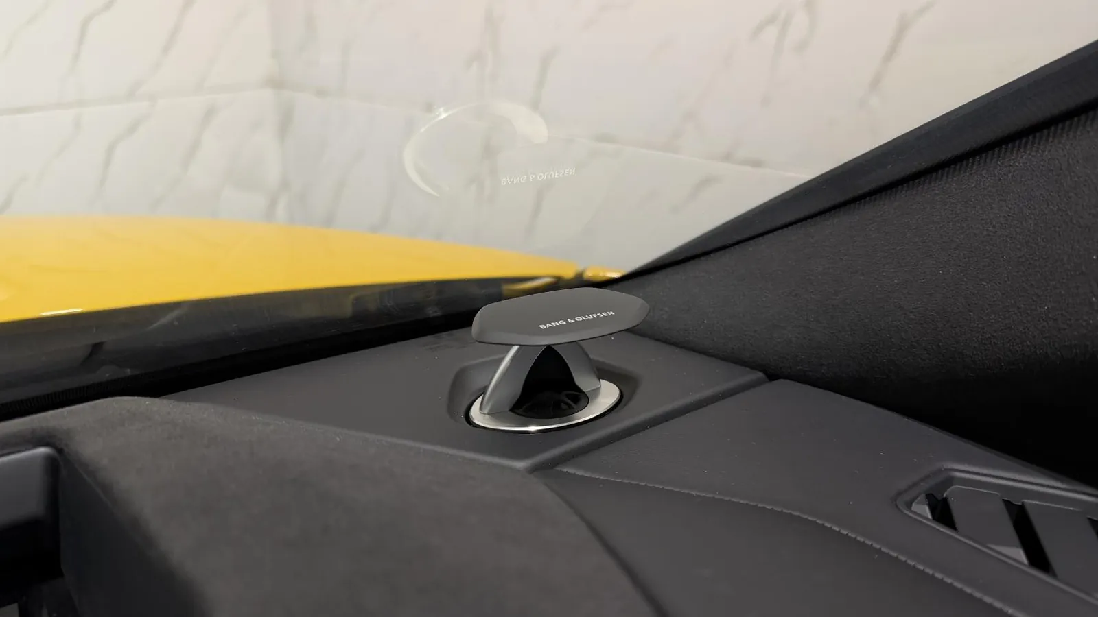 2025 Lamborghini Urus — Roof panel detail