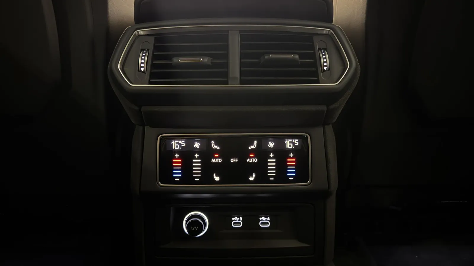 2025 Lamborghini Urus — Rear air vents and climate panel