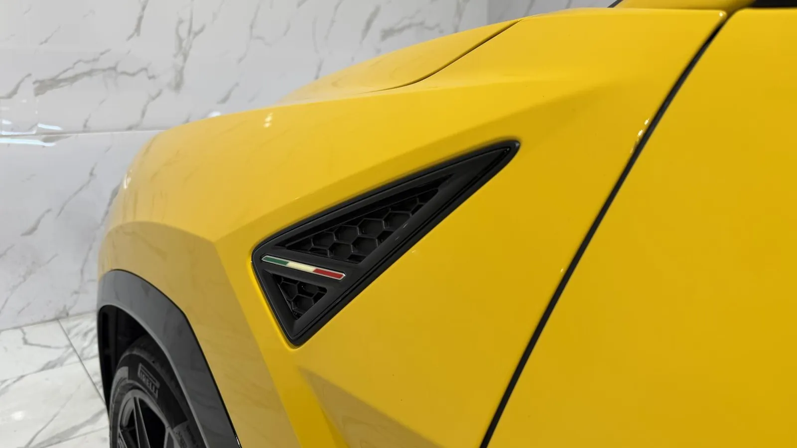 2025 Lamborghini Urus — Bonnet vent detail