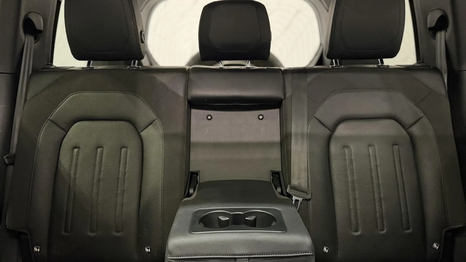 2020 Land Rover Defender 110 — photograph 13 of 56