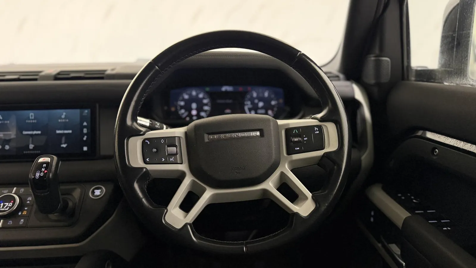 2020 Land Rover Defender 110 — photograph 17 of 56