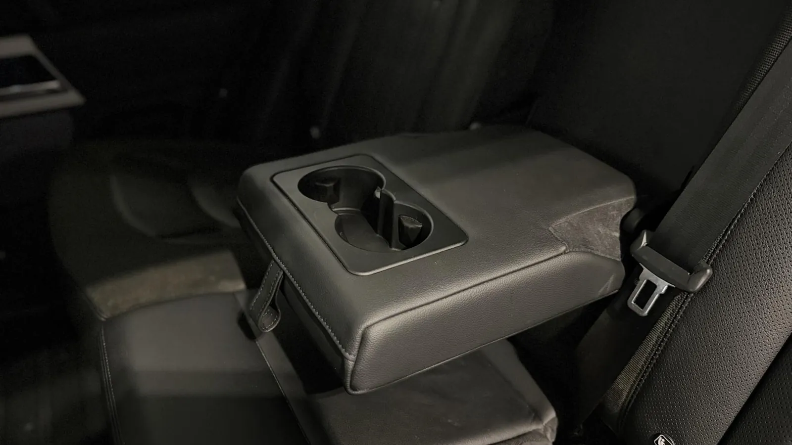 2020 Land Rover Defender 110 — photograph 11 of 45