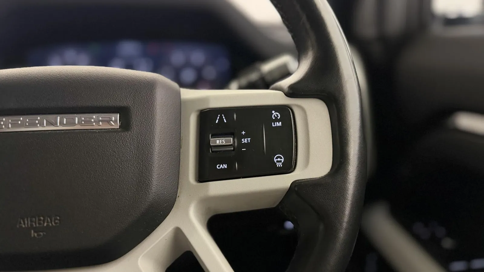 2020 Land Rover Defender 110 — photograph 13 of 45