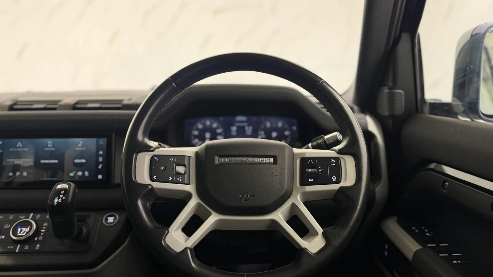 2020 Land Rover Defender 110 — photograph 14 of 45