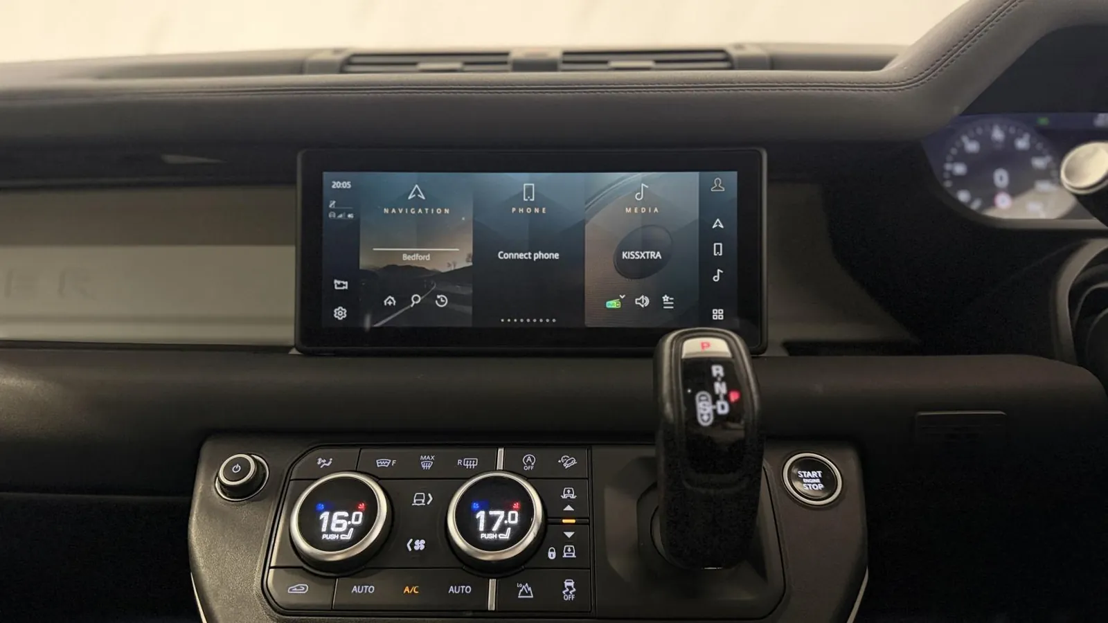 2020 Land Rover Defender 110 — photograph 16 of 45