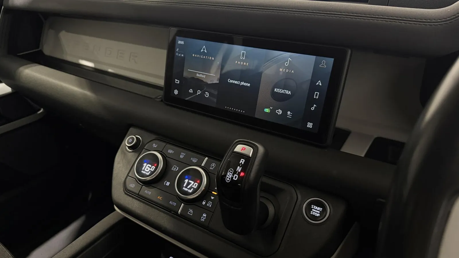 2020 Land Rover Defender 110 — photograph 17 of 45