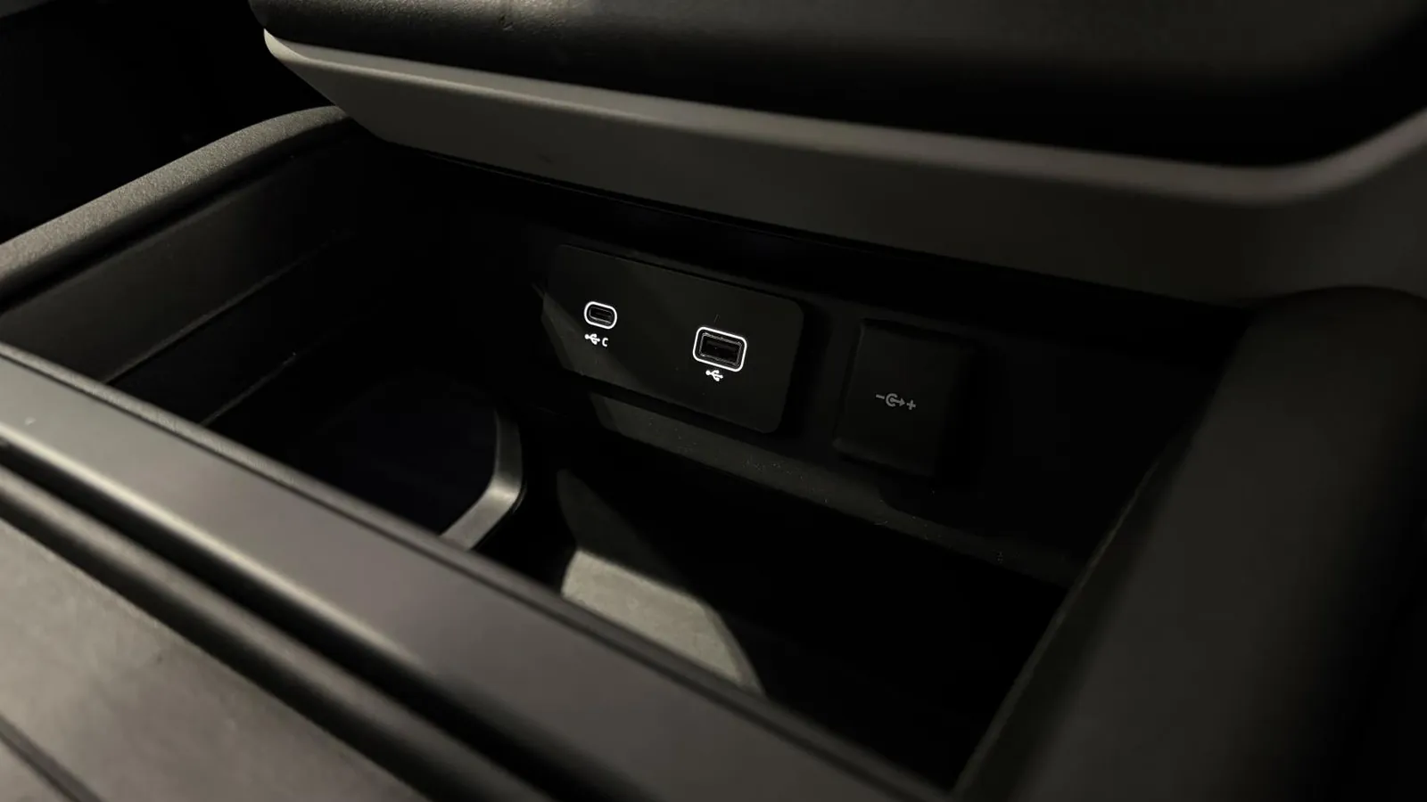 2020 Land Rover Defender 110 — photograph 18 of 45