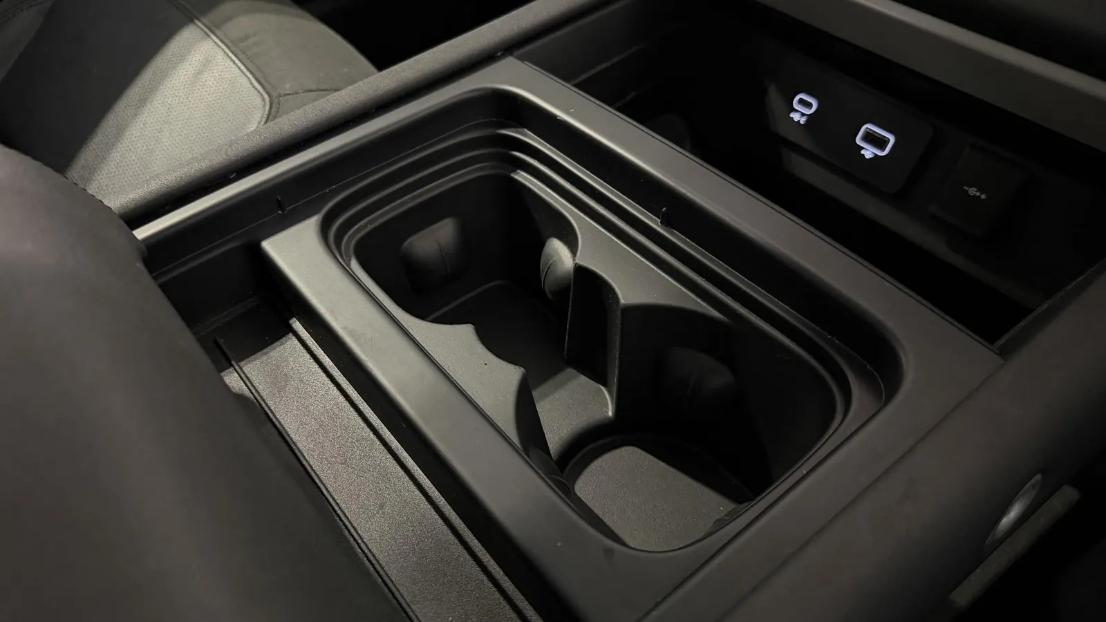 2020 Land Rover Defender 110 — photograph 19 of 45