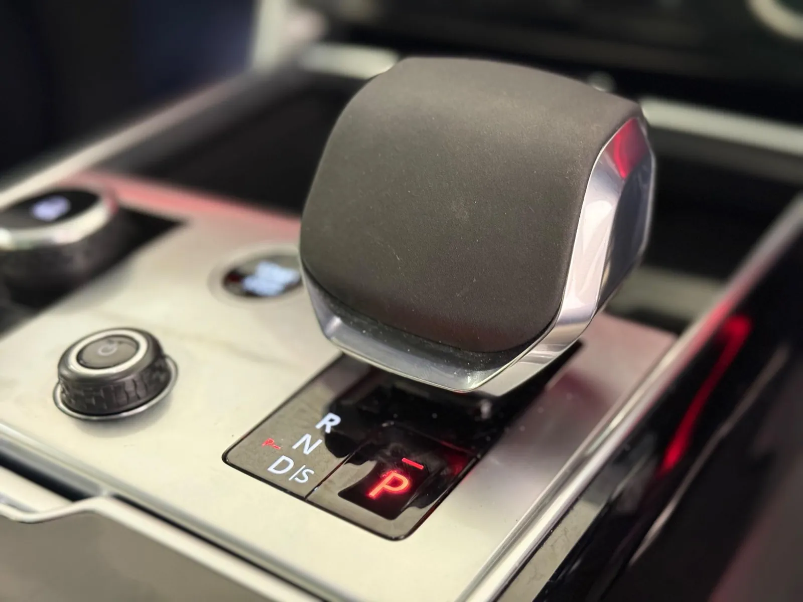 2022 Land Rover Range Rover — Close view of the gear selector and rotary control