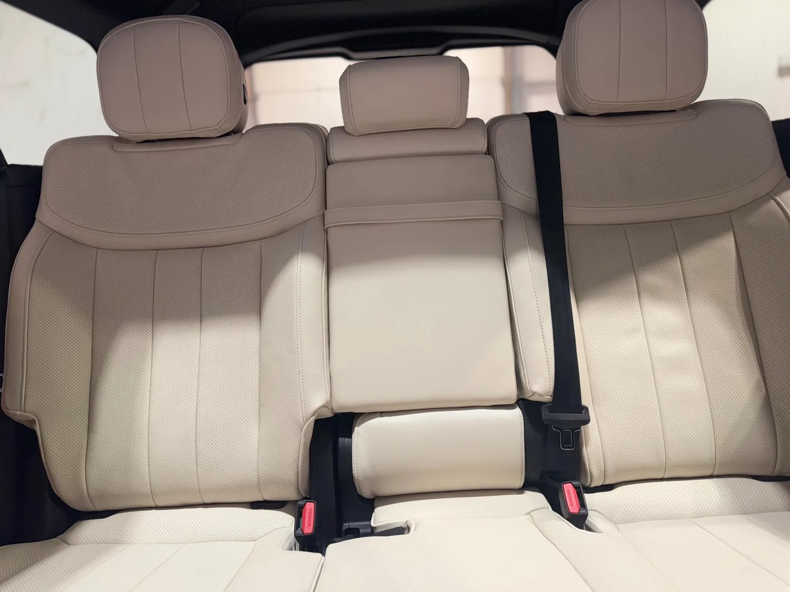 2022 Land Rover Range Rover — photograph 13 of 53