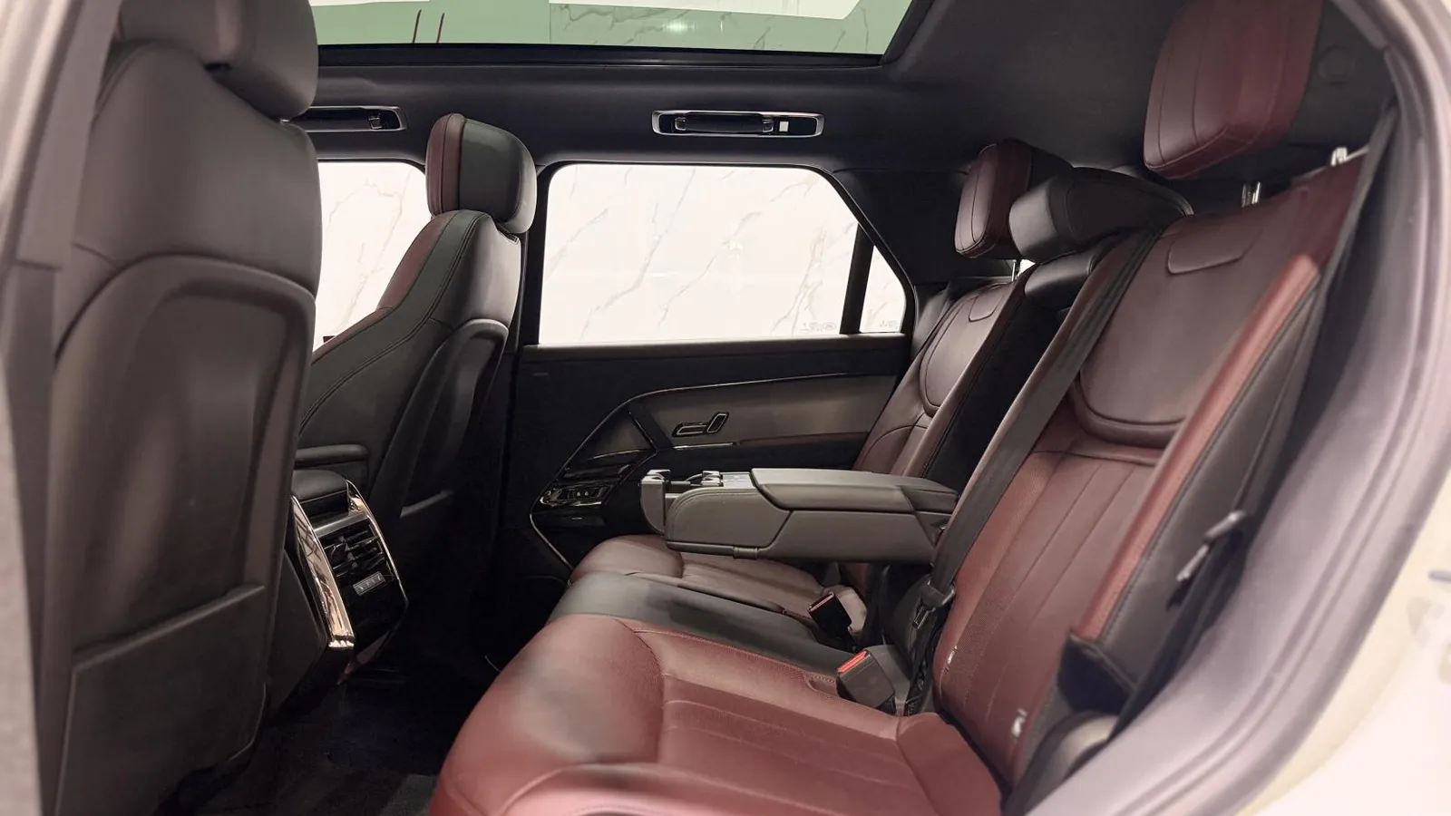 2023 Land Rover Range Rover Sport — photograph 12 of 54