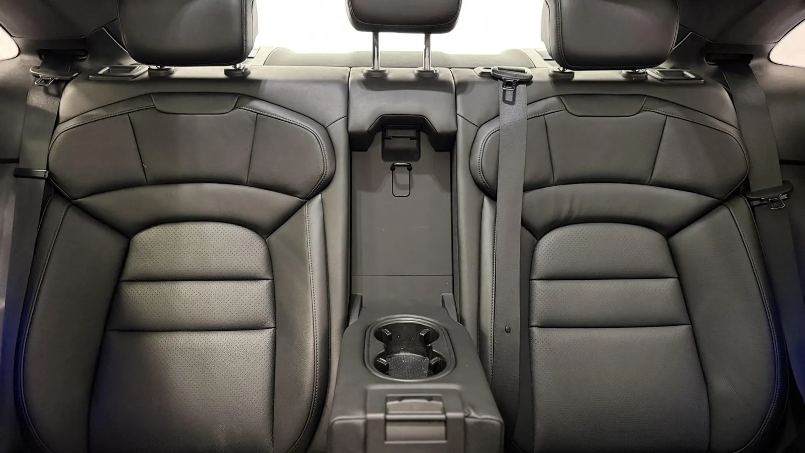 2020 Porsche Taycan — photograph 15 of 48