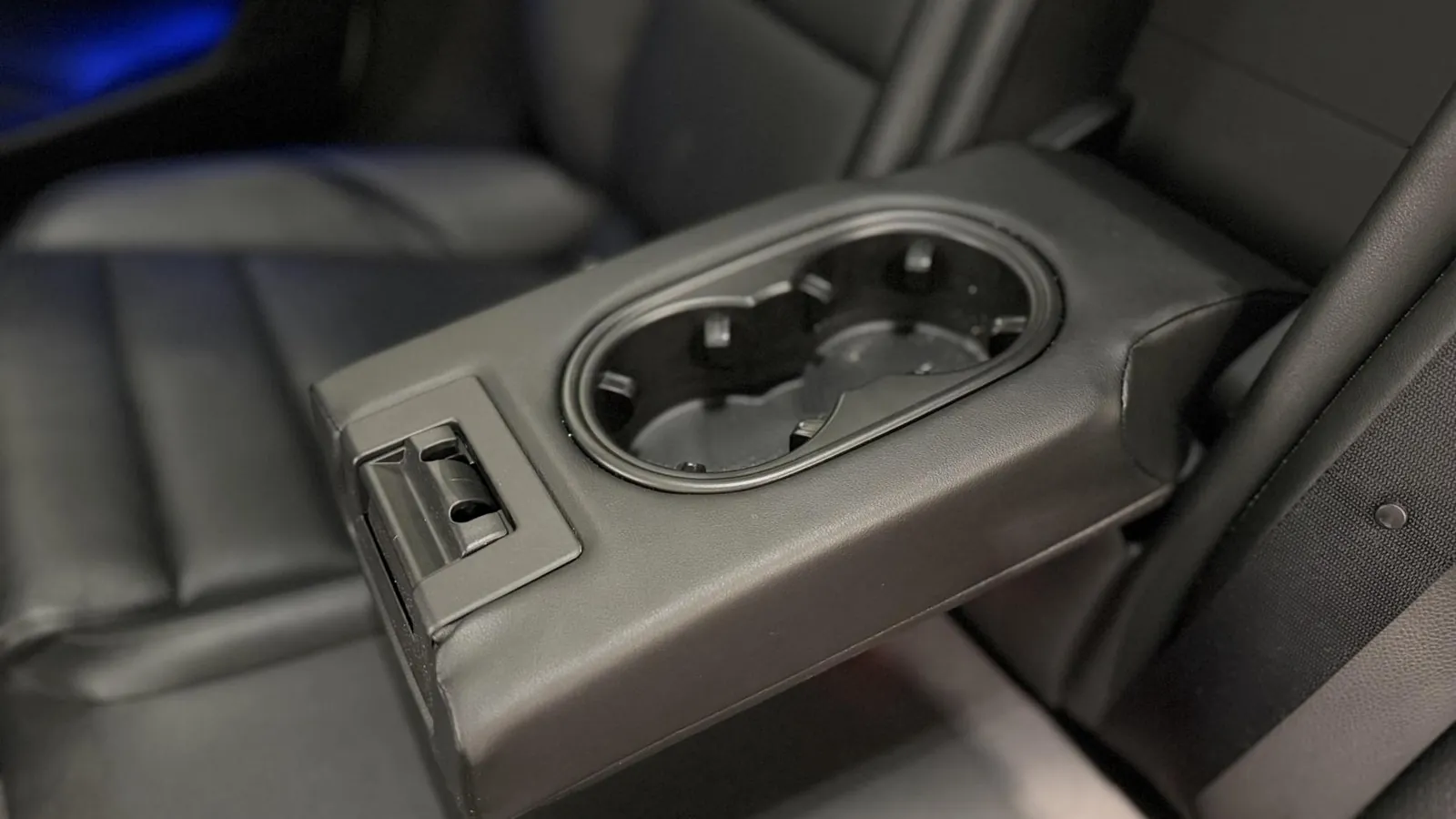2020 Porsche Taycan — photograph 16 of 48