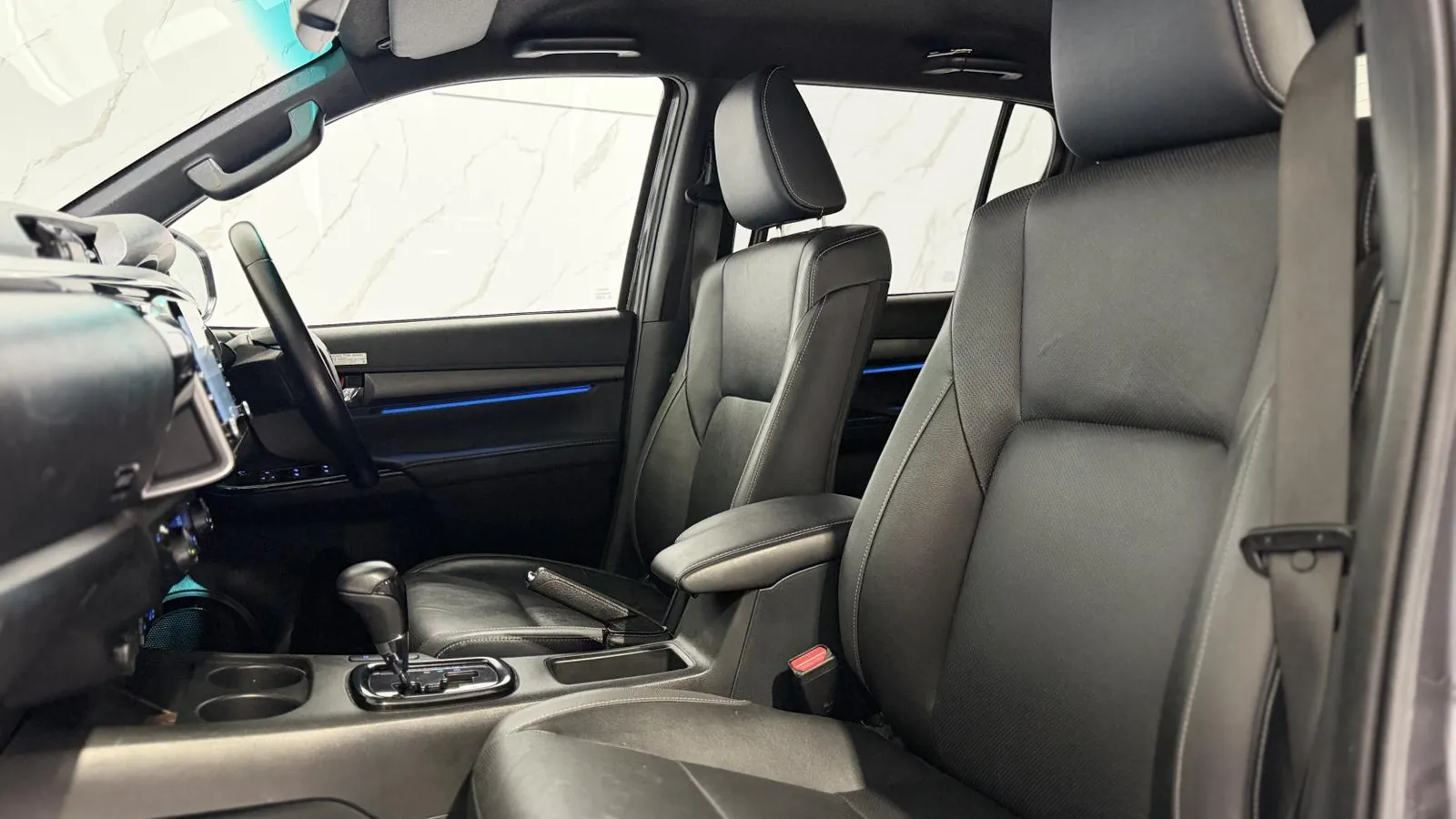 2023 Toyota Hilux — photograph 11 of 61