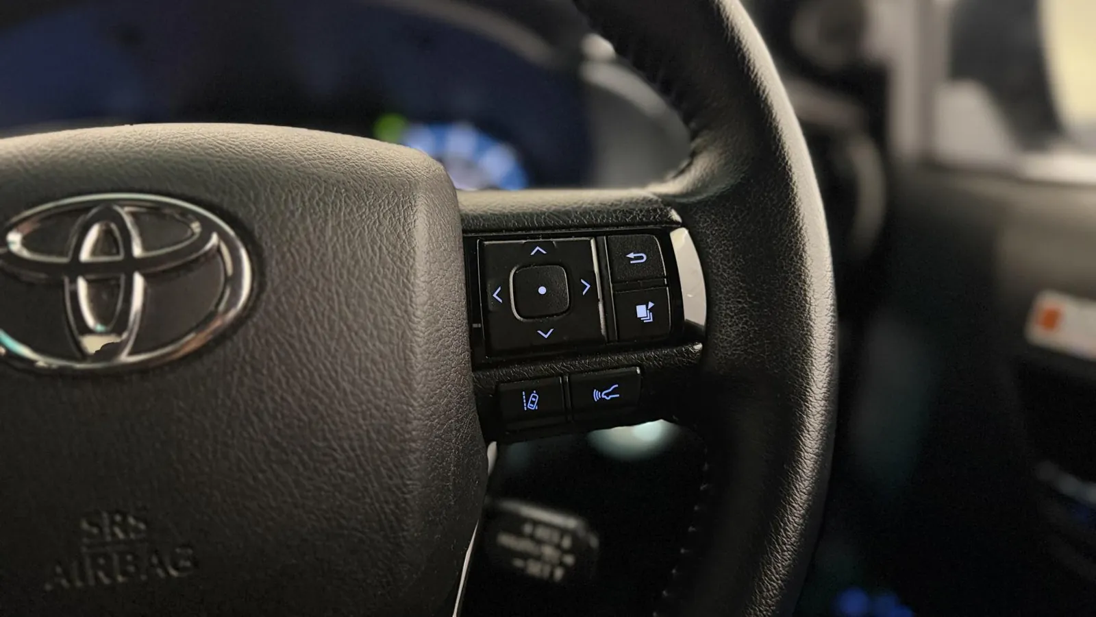 2023 Toyota Hilux — photograph 18 of 61