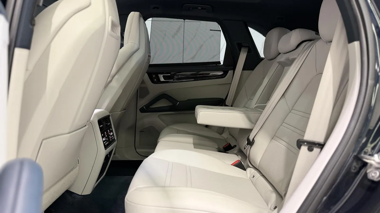 2023 Porsche Cayenne — photograph 12 of 55