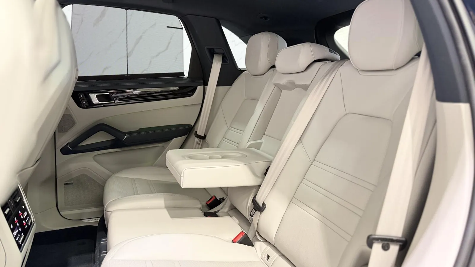 2023 Porsche Cayenne — photograph 13 of 55