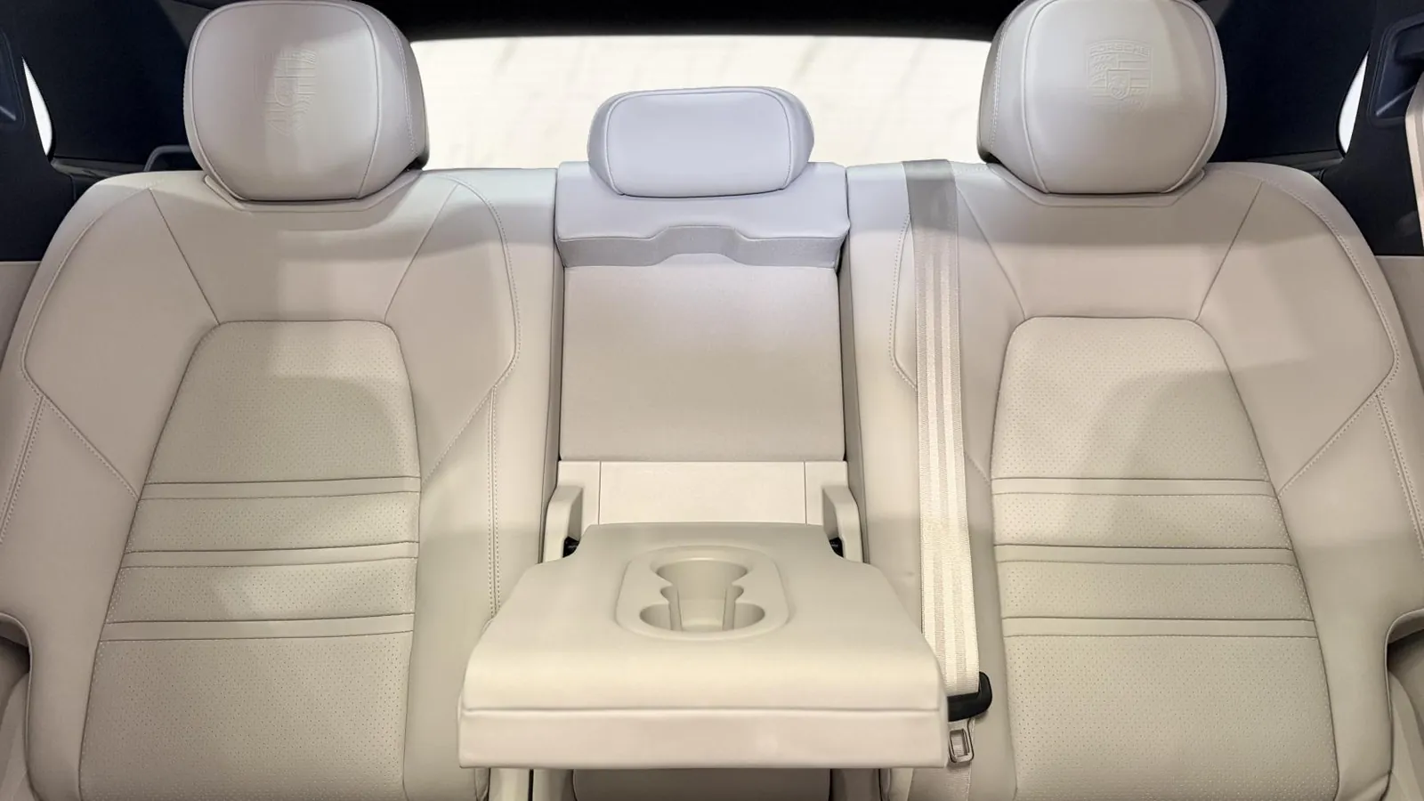 2023 Porsche Cayenne — photograph 14 of 55
