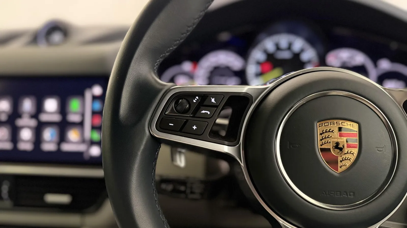 2023 Porsche Cayenne — photograph 16 of 55