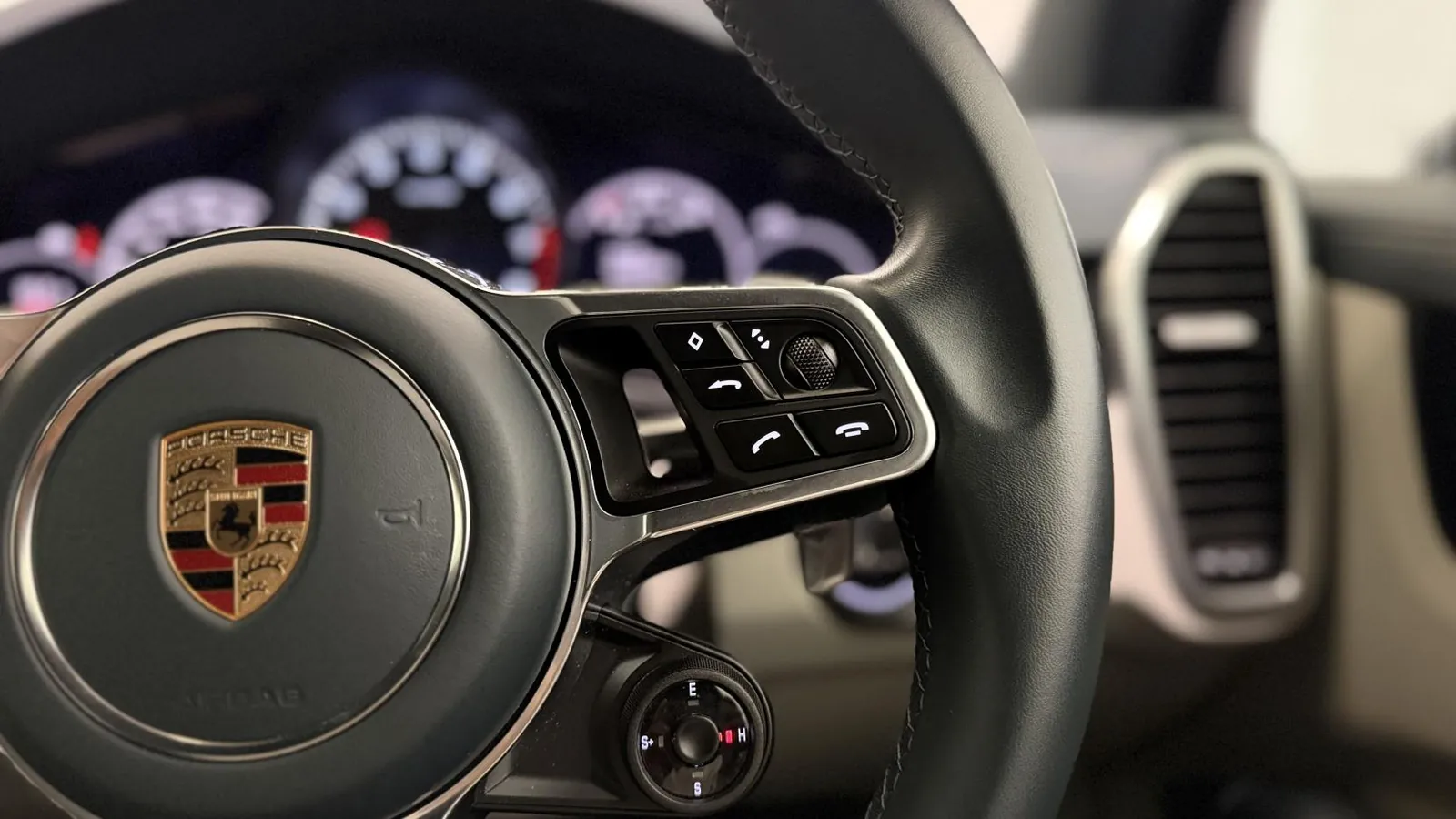 2023 Porsche Cayenne — photograph 17 of 55