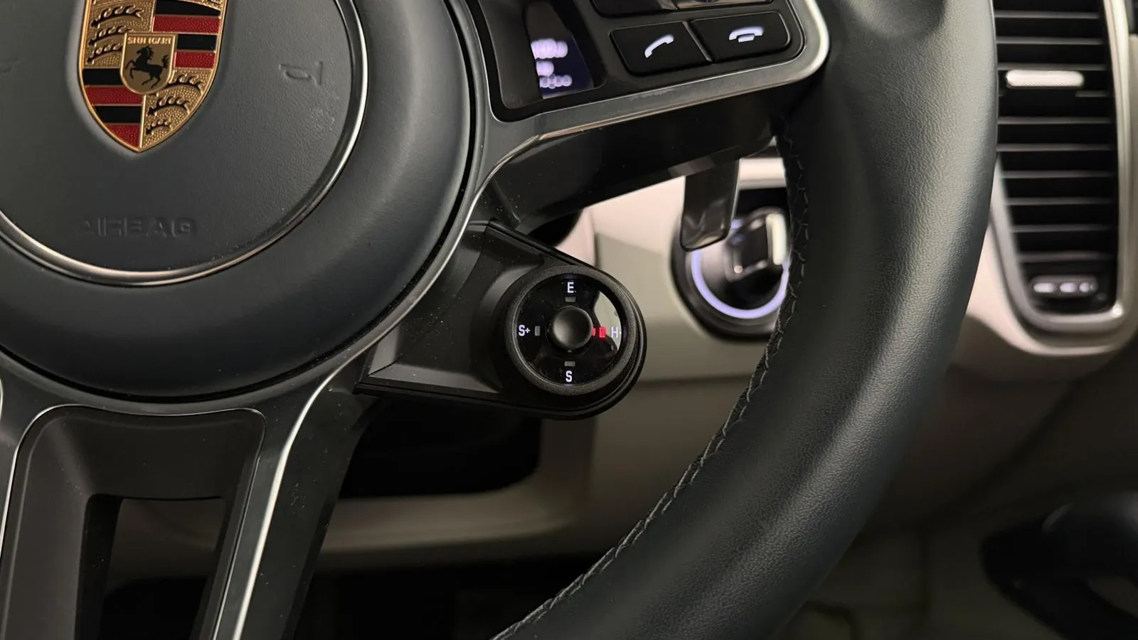 2023 Porsche Cayenne — photograph 18 of 55