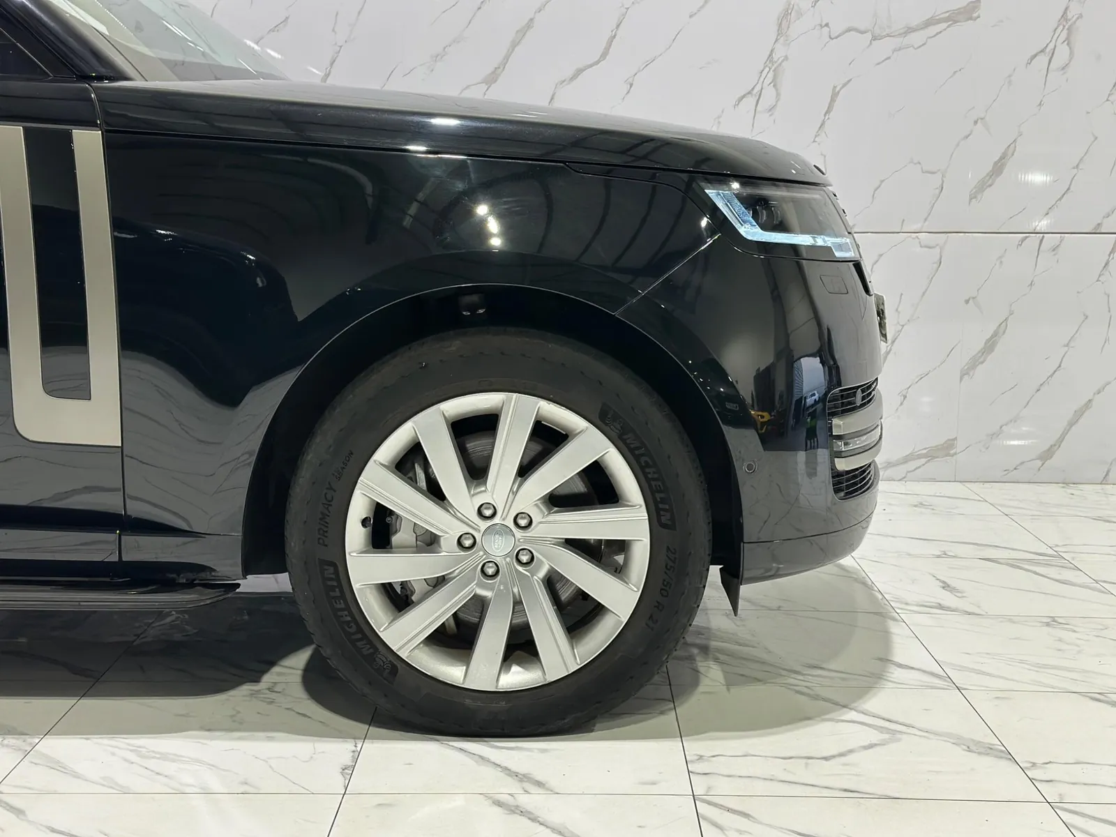 2022 Land Rover Range Rover — Front wing and wheel seen from the nearside