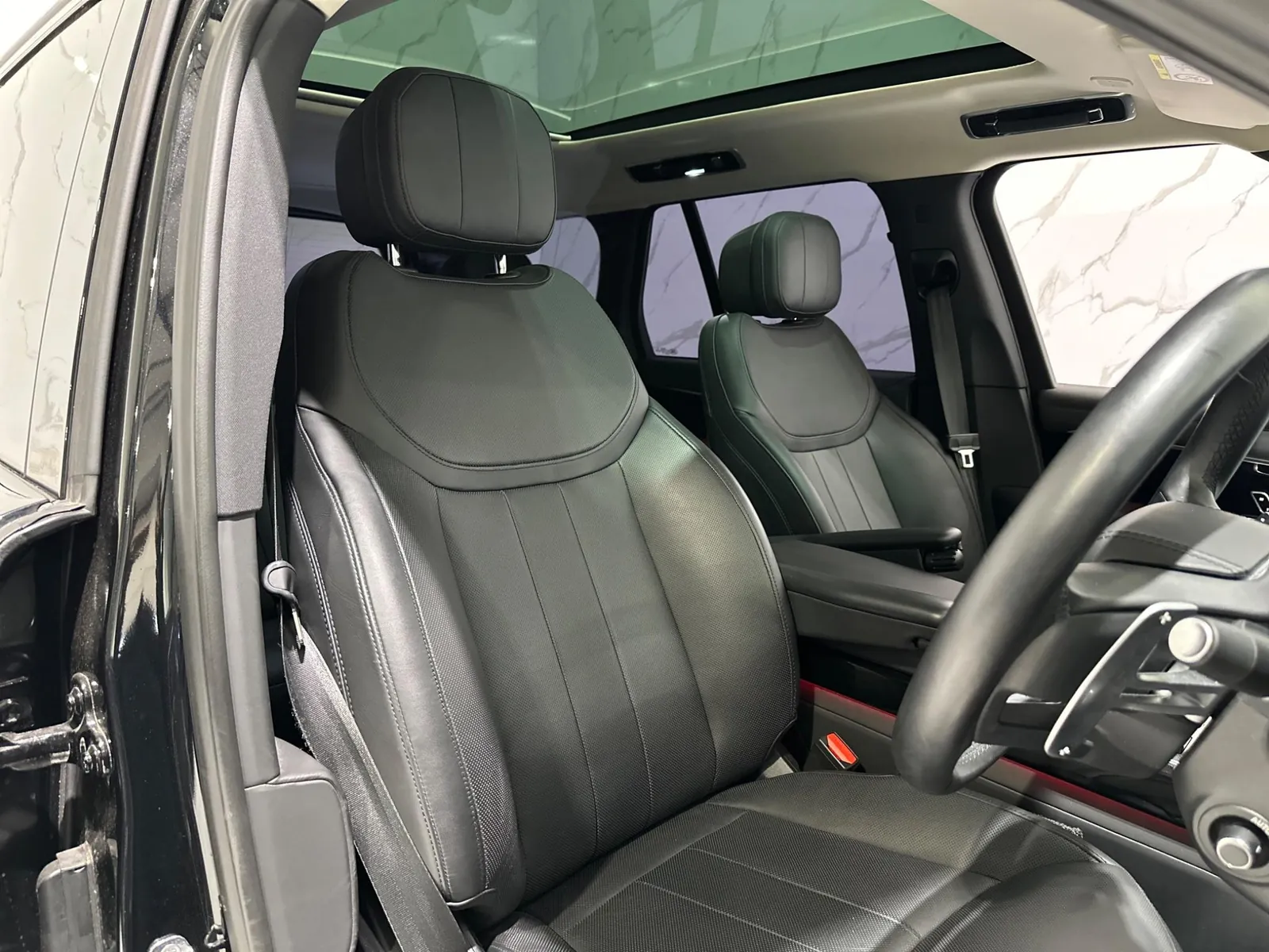 2022 Land Rover Range Rover — photograph 17 of 50